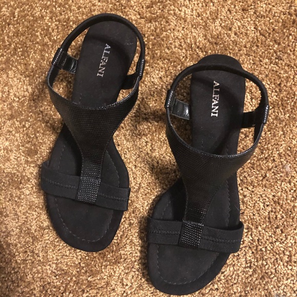 Black 1.5” platform sandal heels - Picture 2 of 3